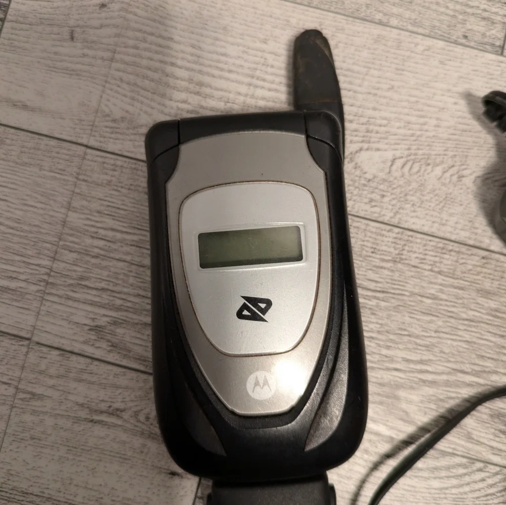 Motorola Black and Gray Flip Phone with Charger